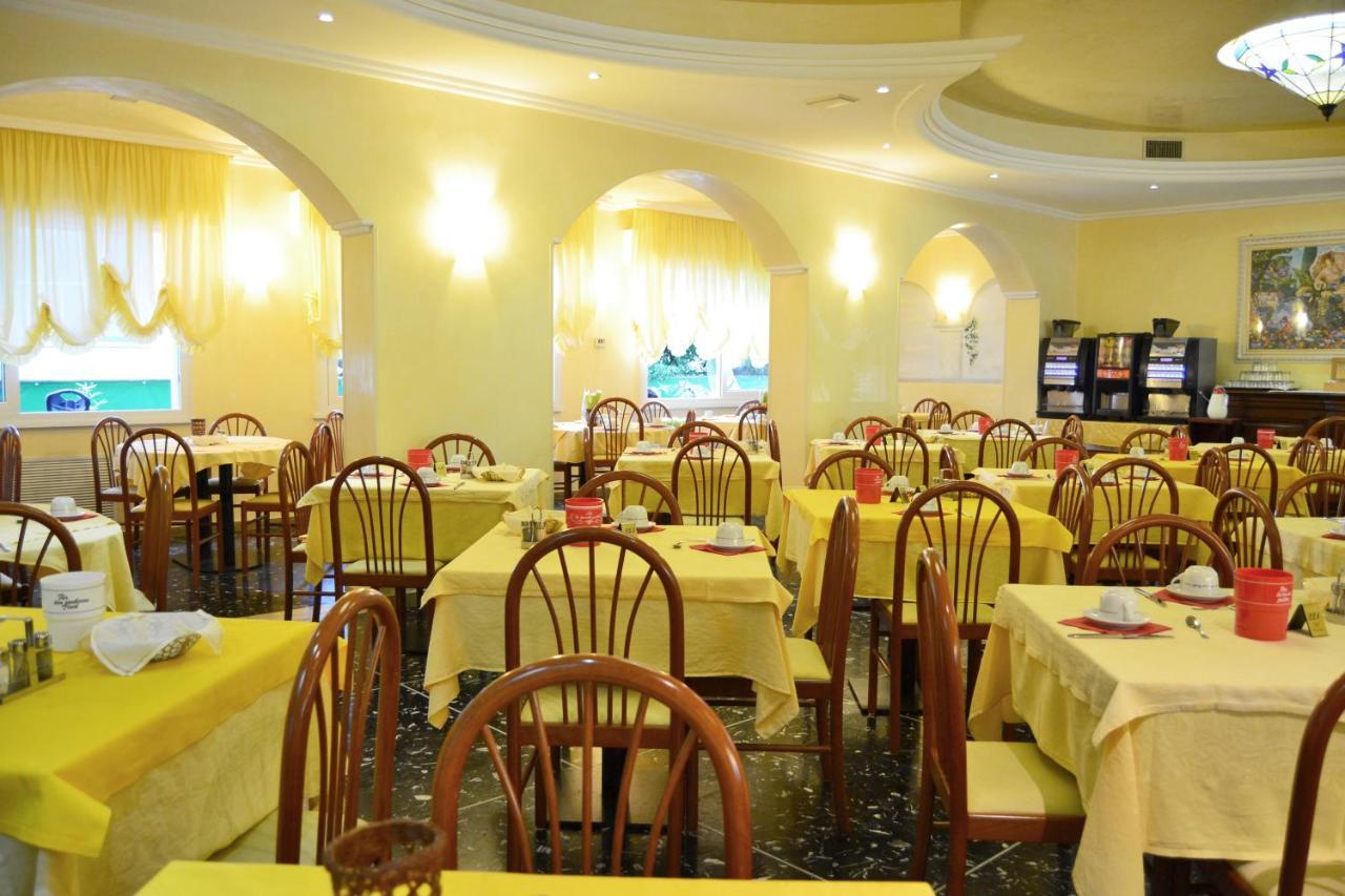 Hotel Ettoral Lido di Jesolo Exterior foto